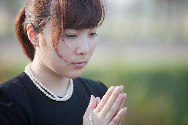 手を合わせる女性