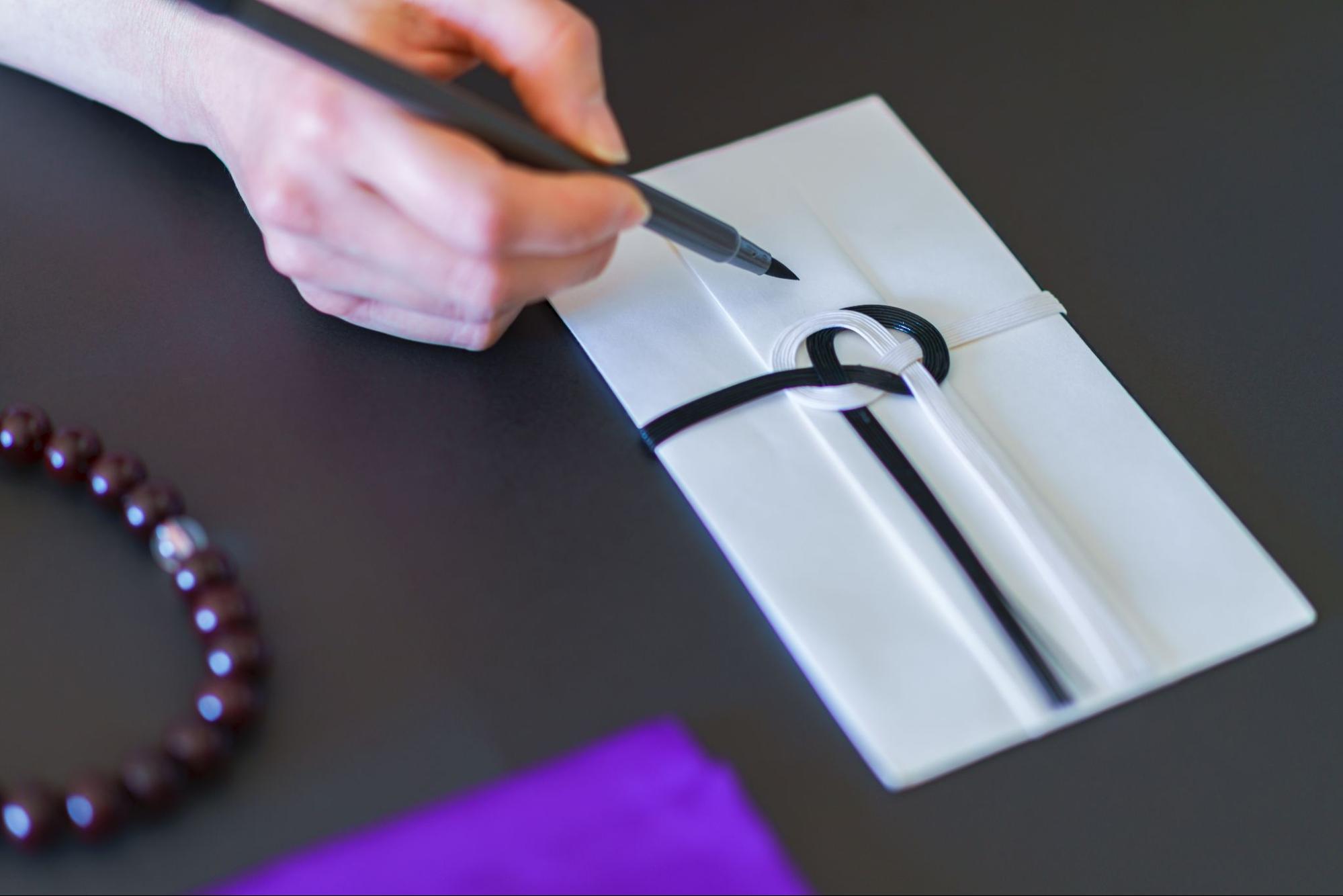 お通夜に参列する際の香典相場と書き方