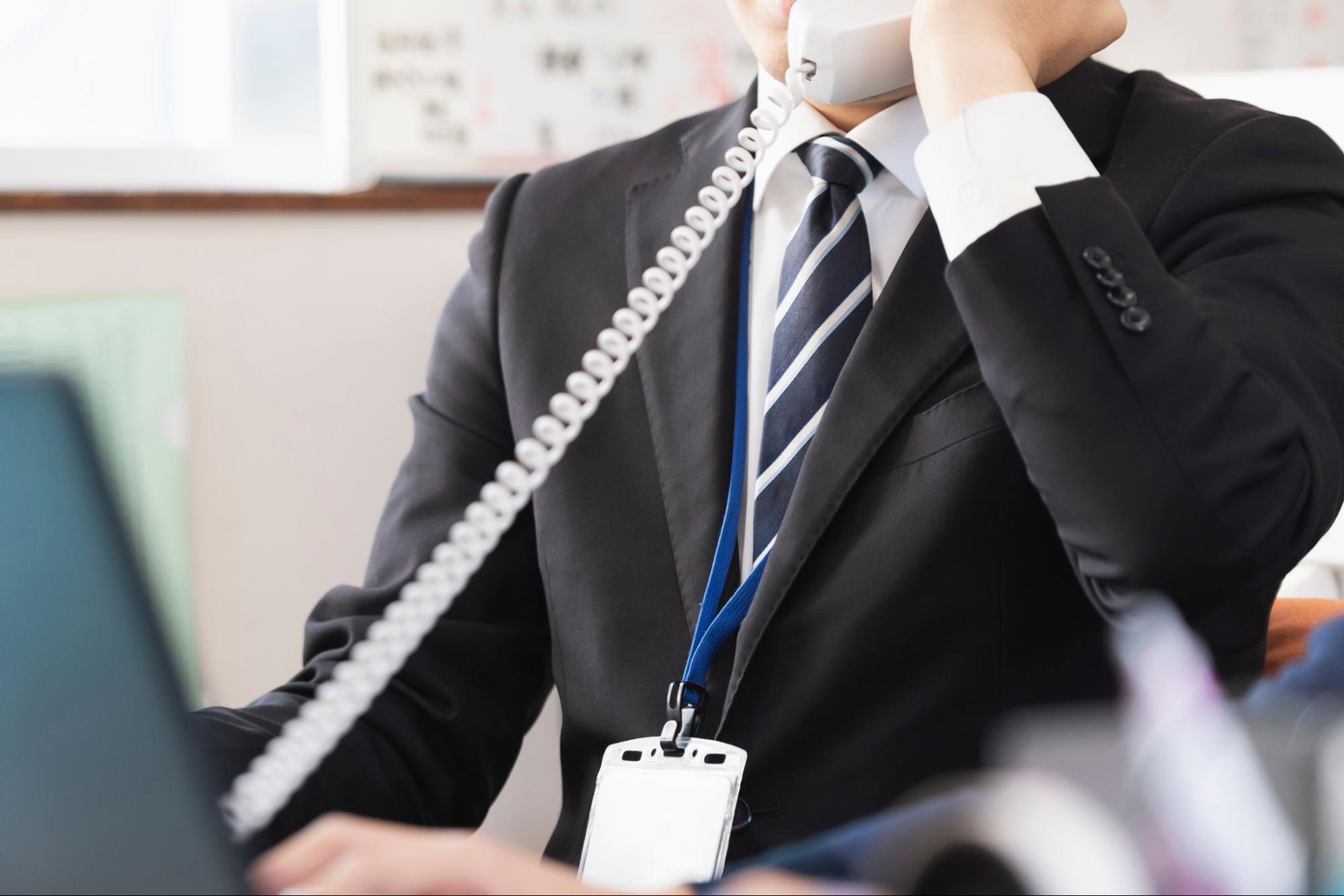 お葬式が土日になった場合の会社への連絡